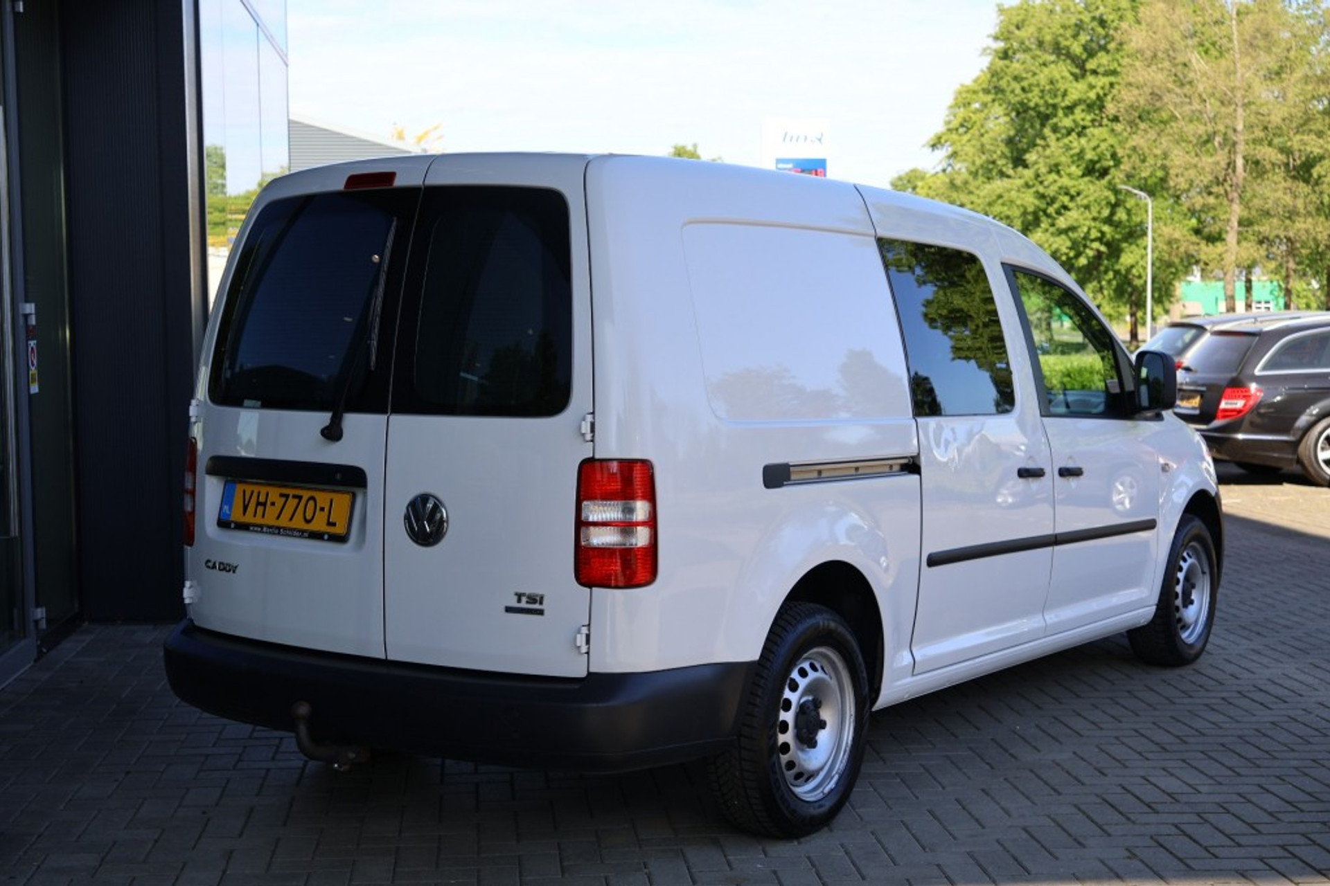 45059774-3.jpg