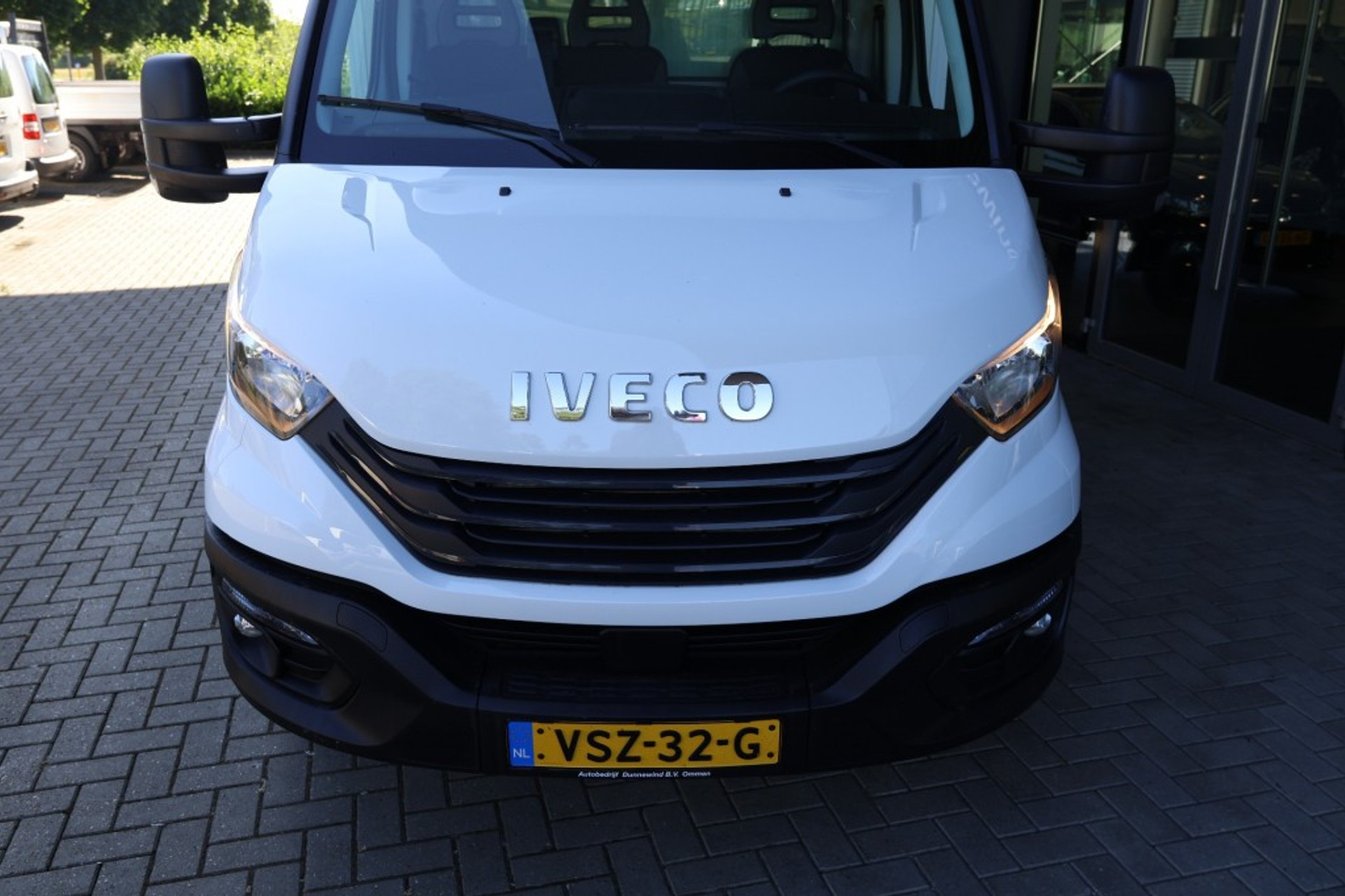 46033786-3.jpg