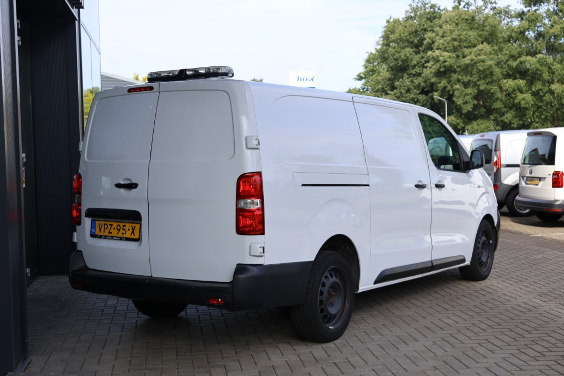 46339492-3.jpg