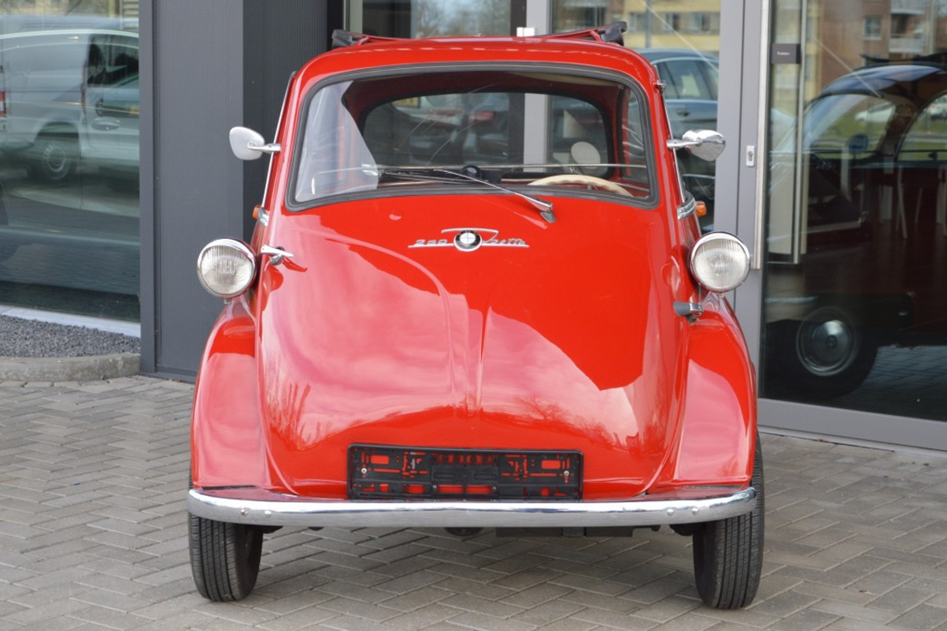46708143-2.jpg