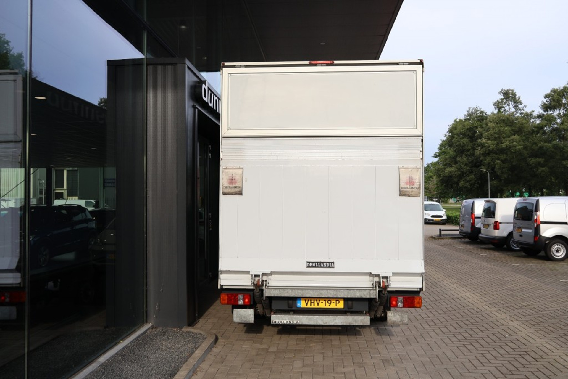 46797466-3.jpg
