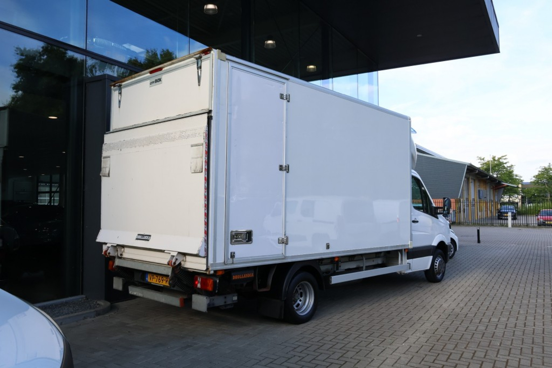 47172957-2.jpg